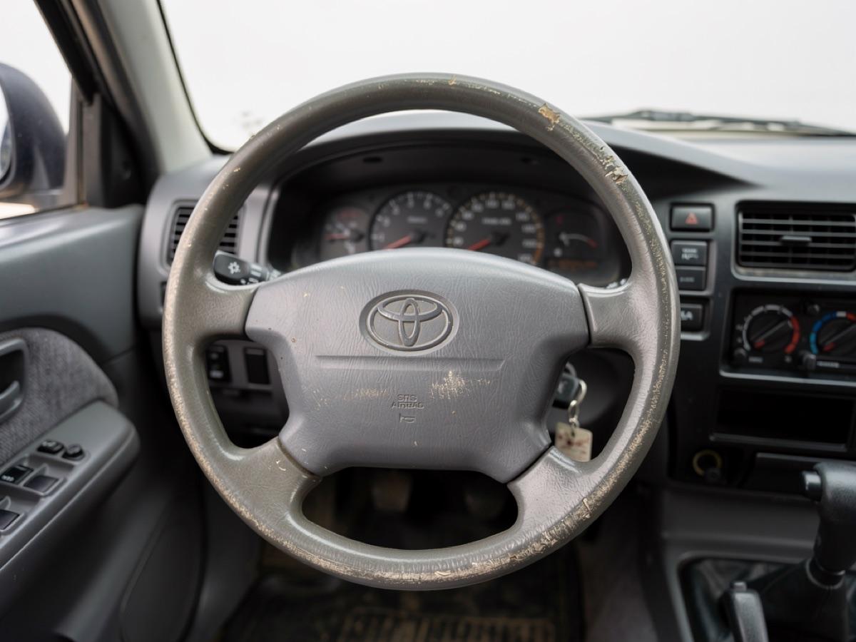 Toyota Hilux — antes, volante original
